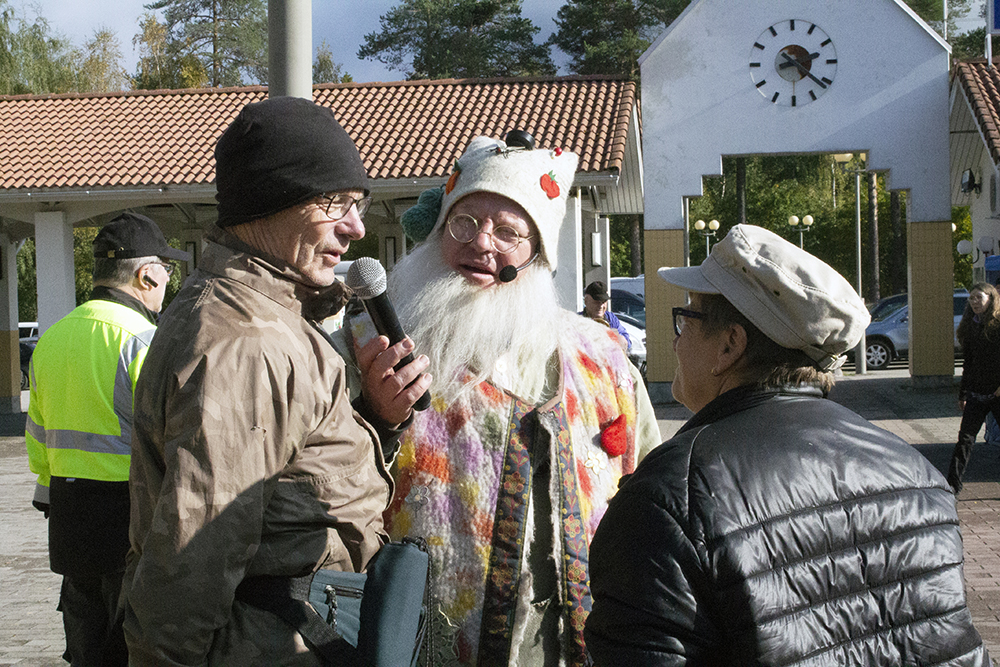 049_haastattelua-torilla.jpg