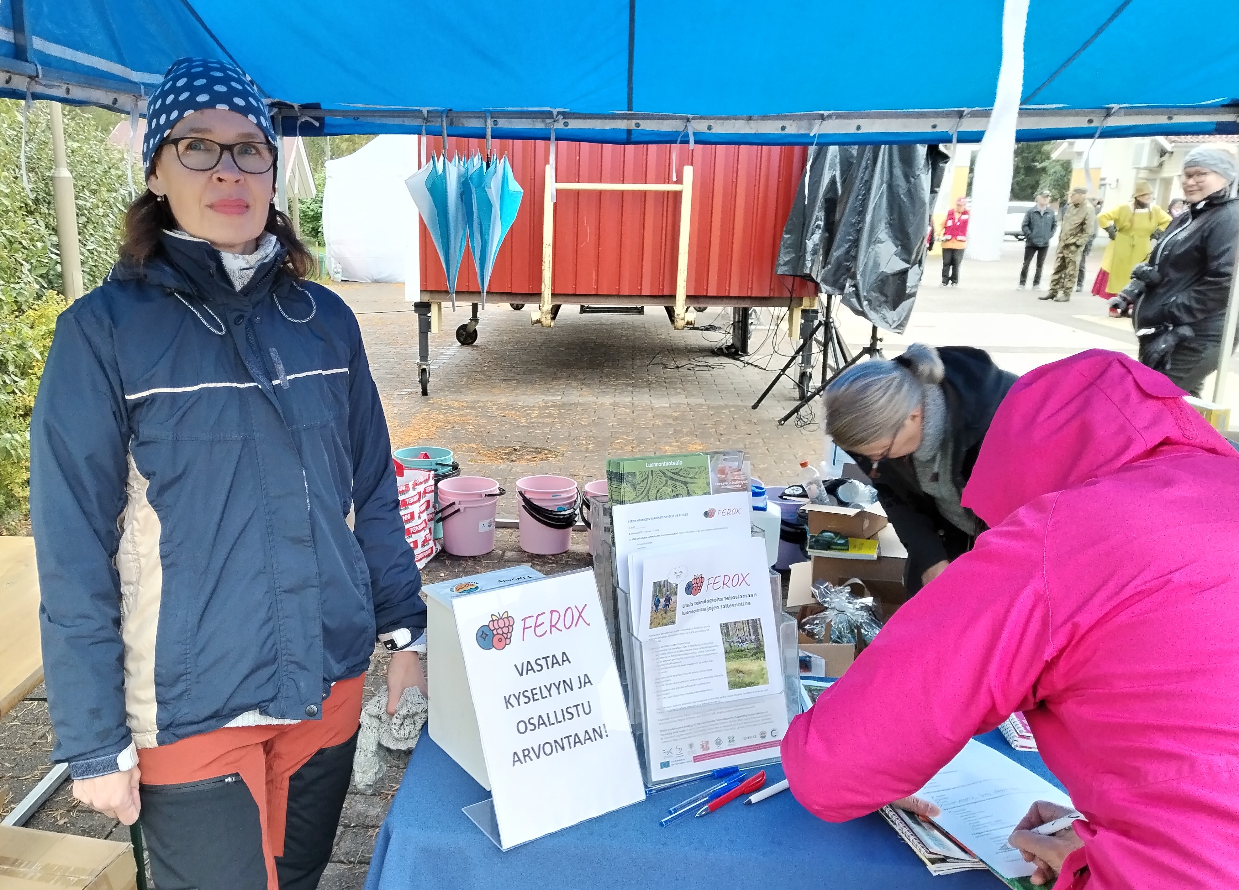 Marjut Turtiainen teki FEROX-hankkeessa kyselyä marjastuksen teknologiasta..jpg